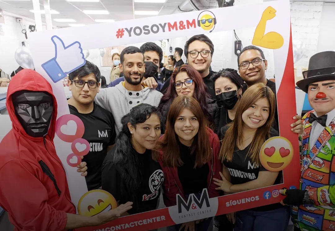 Ambiente laboral joven y motivador en M&M Contact Center - trabajo en equipo en call center