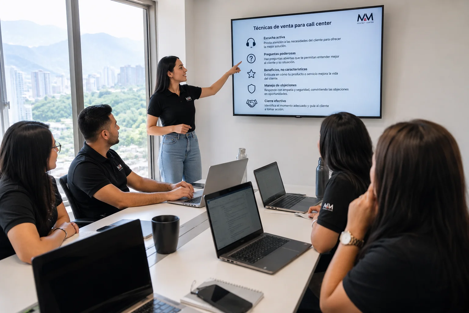 Capacitación y aprendizaje continuo en M&M Contact Center