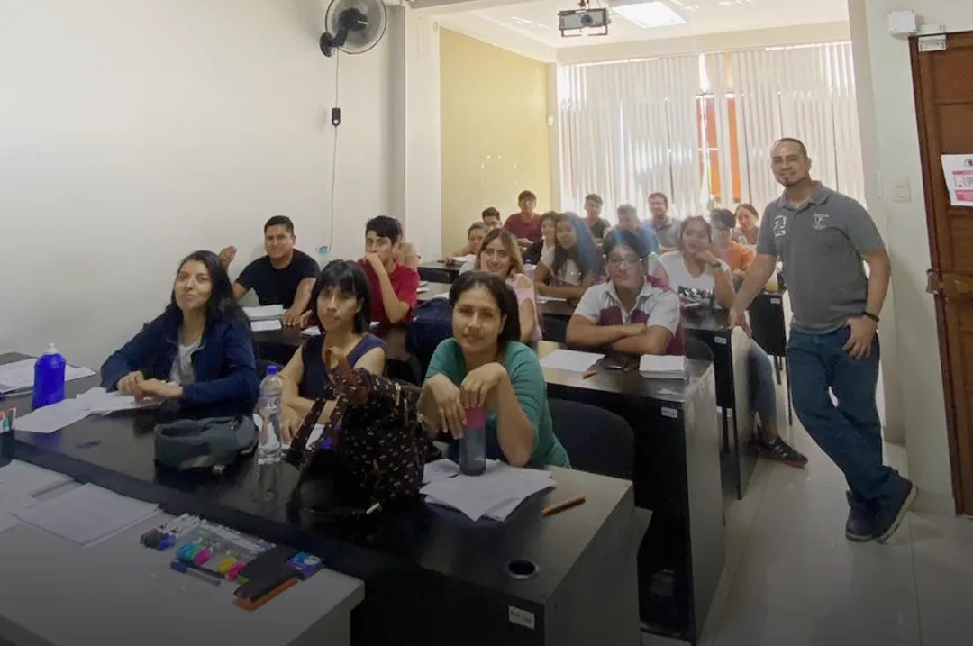 Capacitación para asesores comerciales sin experiencia en call center M&M Contact Center